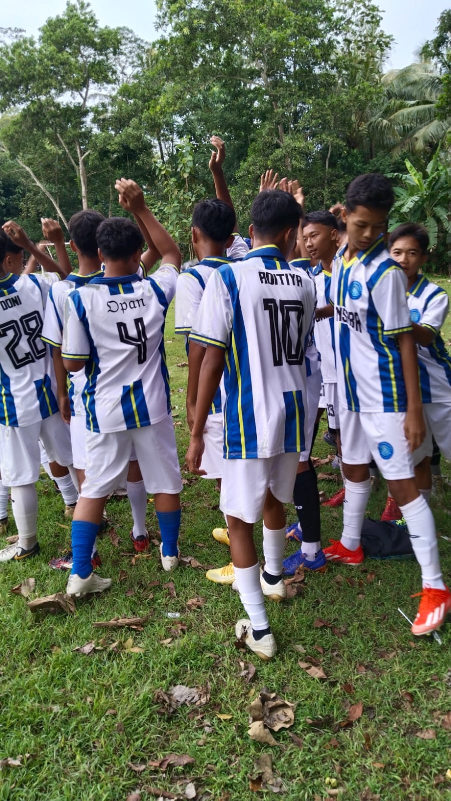 Seragam sekolah trendi dengan bahan nyaman dan desain modern